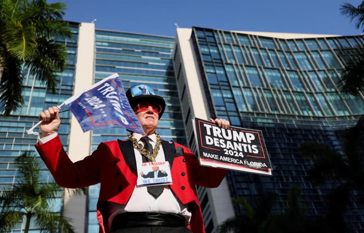 מפגינים בעד טראמפ מול בית משפט פדרלי ב מיאמי ארה"ב לפני דיון ב אישום נגדו בפרשת מסמכים מסווגים