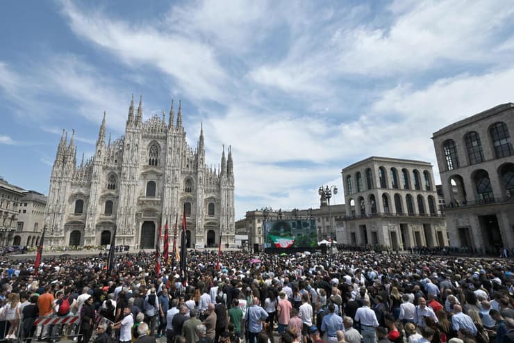 הקהל מחוץ להלוויה של סילביו ברלוסקוני קתדרלה מילאנו איטליה