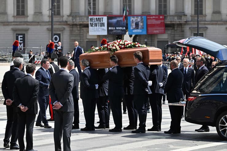 הלוויה של סילביו ברלוסקוני קתדרלה מילאנו איטליה