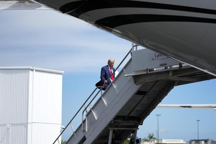 נשיא ארה"ב לשעבר טראמפ עולה למטוסו בנמל תעופה ב מיאמי בדרכו לניו ג'רזי אחרי דיון ב אישום נגדו בפרשת מסמכים מסווגים 