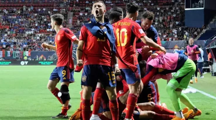 שחקני ספרד חוגגים את שער הניצחון