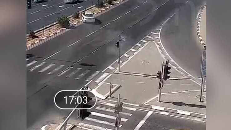 תיעוד: פקח מתהפך על הכביש בזמן מרדף אחר רכב גנוב סמוך למחלף שעריה