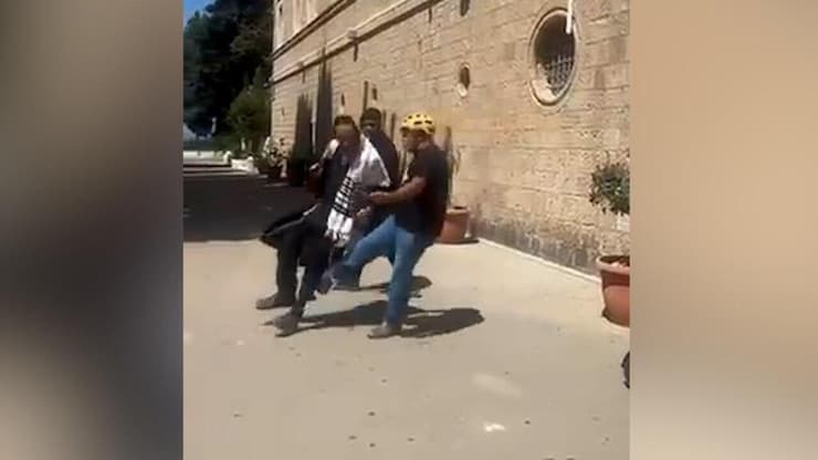 תיעוד: גבר תושב חיפה תוקף באלימות חסיד ברסלב ומסלק אותו ממנזר סטלה מאריס