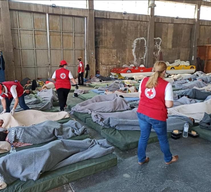 יוון אסון טביעת ספינה של מהגרים האנגר שבו מטפלים ב ניצולים ב קלמטה