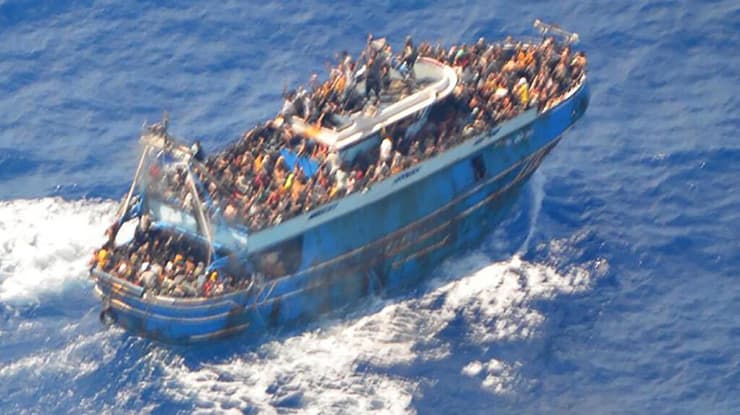    יוון אסון טביעת ספינה של מהגרים הספינה ש התהפכה כפי שצולמה על ידי משמר החופים היווני יומיים לפני כן