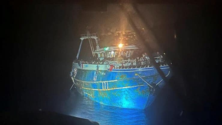יוון אסון טביעת ספינה של מהגרים הספינה או סירה ש התהפכה מצולמת לפני האסון על ידי משמר החופים היווני