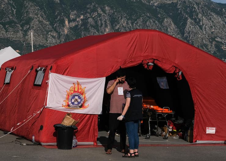 יוון אסון טביעת ספינה של מהגרים ניצול ב מחנה פליטים מאולתר ב קלמטה