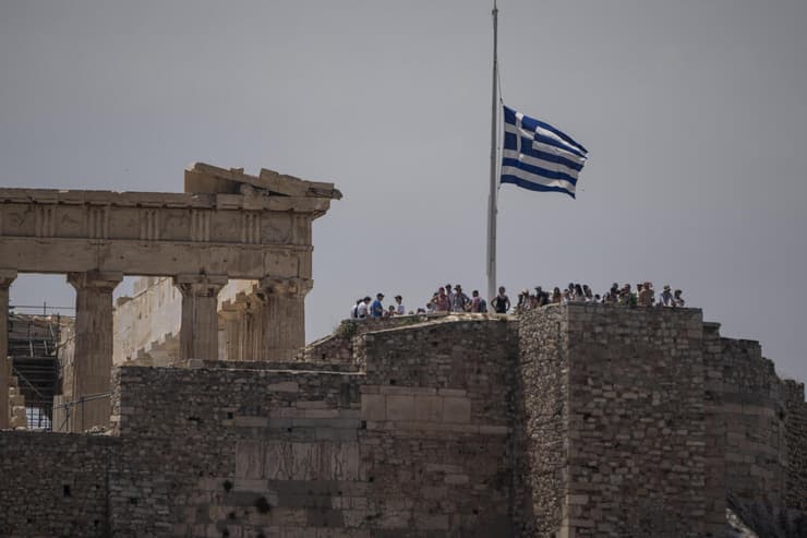 יוון אסון טביעת ספינה של מהגרים דגל יוון בחצי התורן שלושה ימי אבל