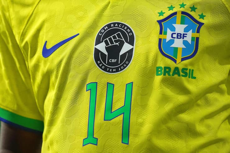 סמל נגד הגזענות על חולצת נבחרת ברזיל