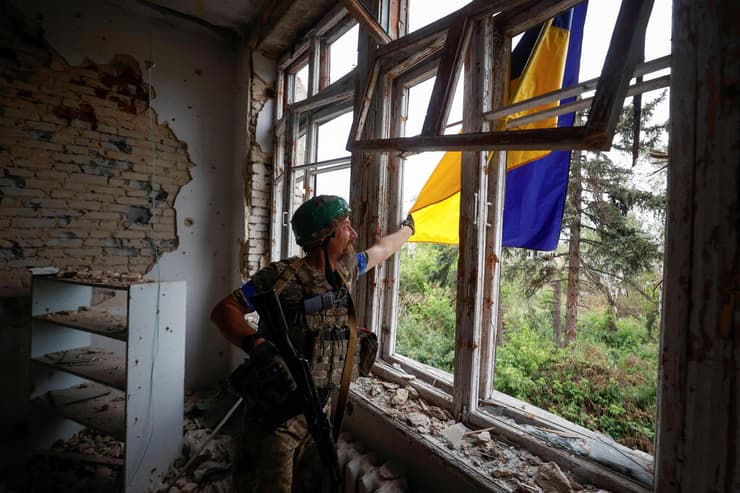אוקראינה חייל אוקראיני תולה דגל ב כפר ש שוחרר ב מחוז דונייצק