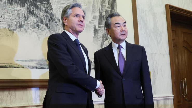 מזכיר המדינה של ארה"ב אנתוני בלינקן בביקור ב בייג'ינג סין עם הדיפלומט הסיני הבכיר וואנג יי