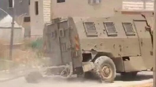 פלסטינים מפרקים את רכבי הצבא