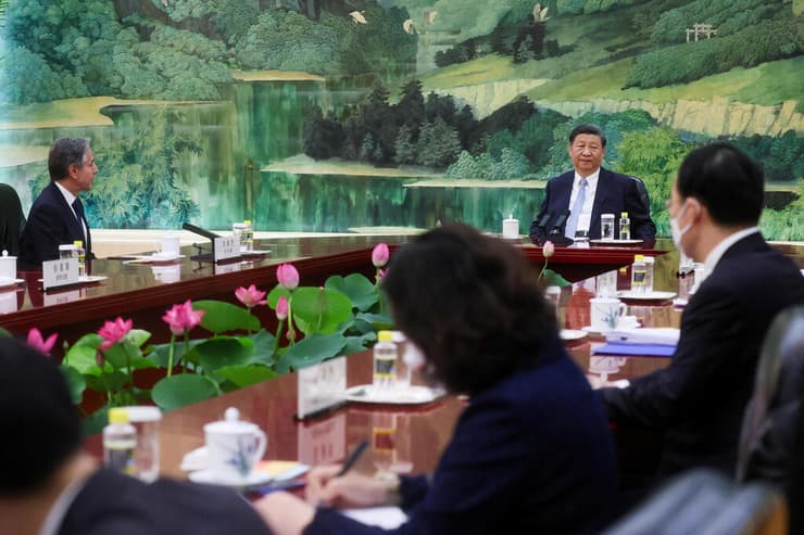 מפגש בין נשיא סין שי ג'ינפינג ל מזכיר המדינה של ארה"ב אנתוני בלינקן בביקור ב בייג'ינג