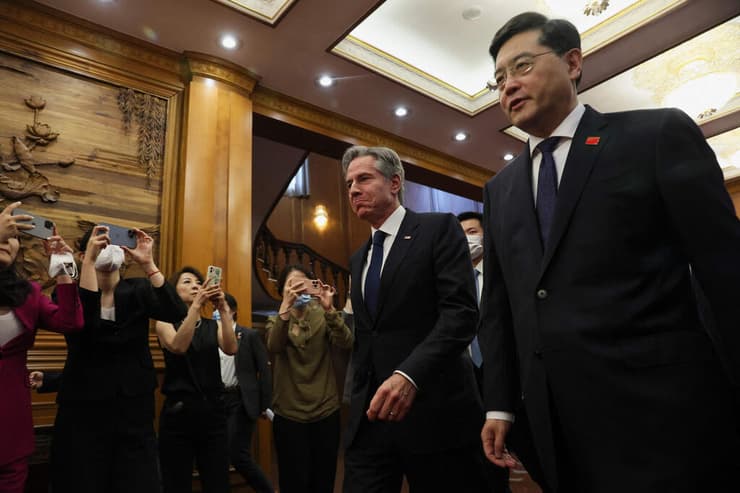 מזכיר המדינה של ארה"ב אנתוני בלינקן בביקור ב בייג'ינג עם שר החוץ של סין צ'ין גאנג