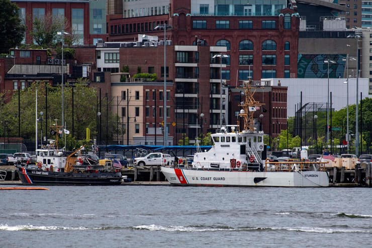 ארה"ב בוסטון ספינות של משמר החופים של בוסטון חיפושים אחר צוללת ש הייתה במסע ל שרידי ה אונייה טיטאניק