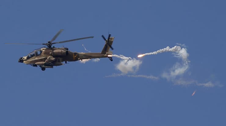 מסוק אפאצ'י AH-64 של  צה"ל מעל ג'נין