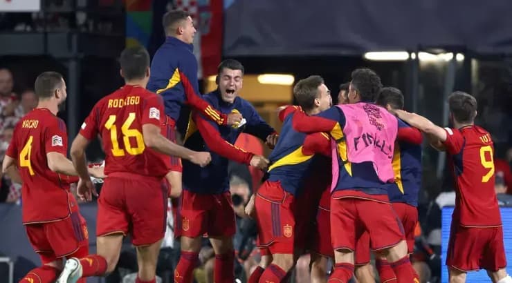 שחקני נבחרת ספרד חוגגים את הזכייה