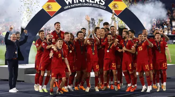 נבחרת ספרד עם גביע האומות