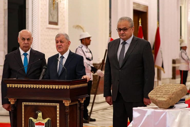 נשיא עיראק (במרכז) יחד עם שר התרבות (משמאל) וראש מועצת העתיקות (מימין)