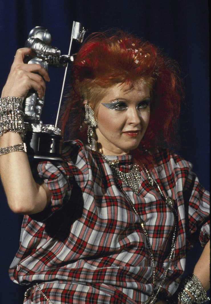 סינדי לאופר עם פרס של MTV ב-1984