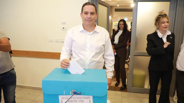 עמית בכר מצביע בבחירות ללשכת עורכי הדין בבית ציוני אמריקה בתל אביב