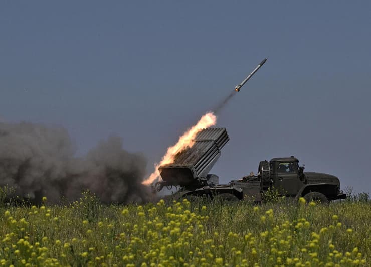 ירי של צבא אוקראינה טילי גראד לעבר עמדות של צבא רוסיה מלחמה באזור בחמוט מחוז דונייצק ב אוקראינה