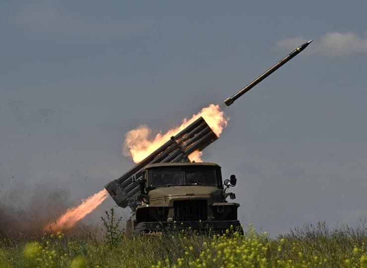 ירי של צבא אוקראינה טילי גראד לעבר עמדות של צבא רוסיה מלחמה באזור בחמוט מחוז דונייצק ב אוקראינה