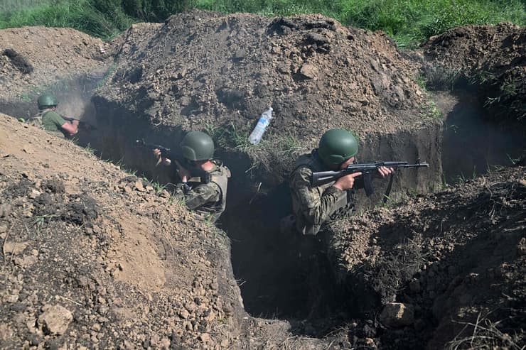 תרגיל של צבא אוקראינה לא הרחק מ בחמוט מחוז דונייצק מלחמה מול רוסיה