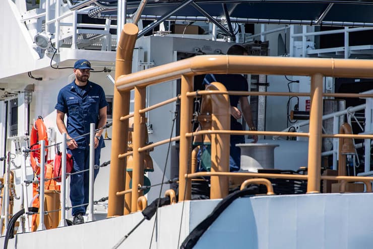 בספינה של משמר החופים של בוסטון, המסייע בחיפושים. נסרק שטח של יותר מ-25 אלף קמ"ר