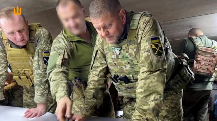 רמטכ"ל צבא אוקראינה ולרי זלוז'ני בוחן מפות בסרטון שפרסמה קייב ובו הוא נראה עונד תג עם דמות בייבי יודה מ מלחמת הכוכבים