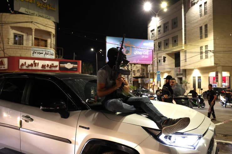 מחבלים פלסטינים חמושים צועדים בג'נין 