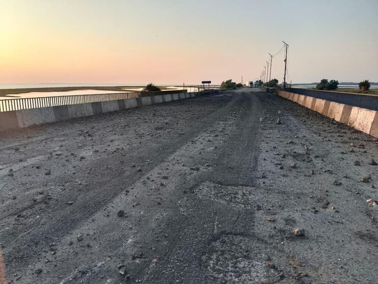 נזק בעקבות הפצצה אוקראינית לכאורה ל גשר צ'ונהר שמחבר בין שטחים כבושים על ידי רוסיה במחוז חרסון בדרום אוקראינה לבין חצי האי קרים 