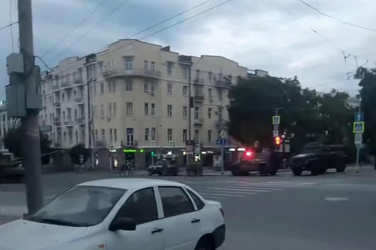 רכב צבאי משוריין שתועד ברחובות רוסטוב על הדון ב רוסיה בצל מרד של מנהיג שכירי החרב קבוצת וגנר יבגני פריגוז'ין