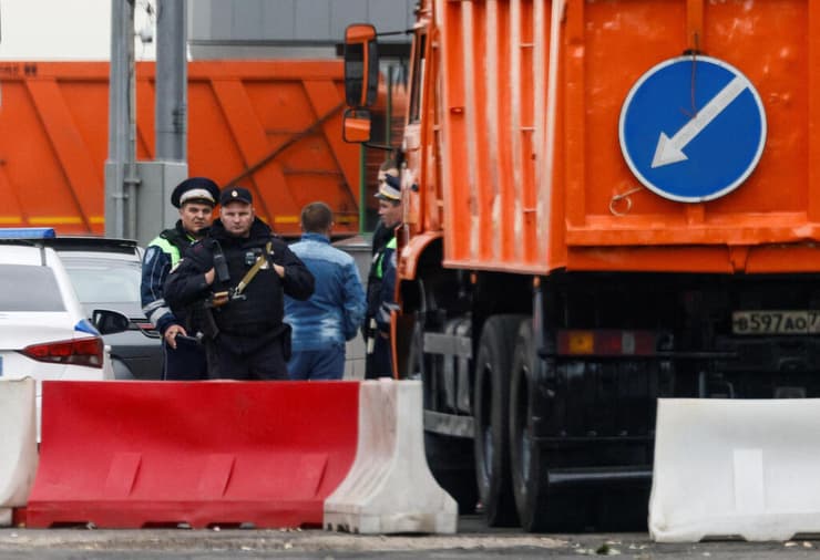 אנשי אבטחה צופים בתנועה במחסום במוסקבה  רוסיה,