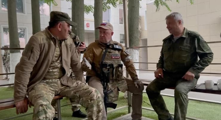 יבגני פריגוז'ין ראש קבוצת וגנר משוחח עם סגן שר ההגנה הרוסי ב רוסטוב על הדון רוסיה