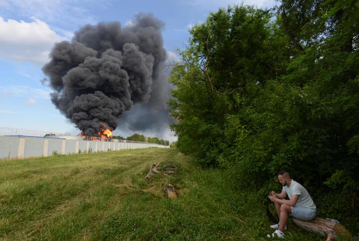 שריפה של מחסן דלק בעיר וורונז' ב רוסיה מרד של קבוצת וגנר