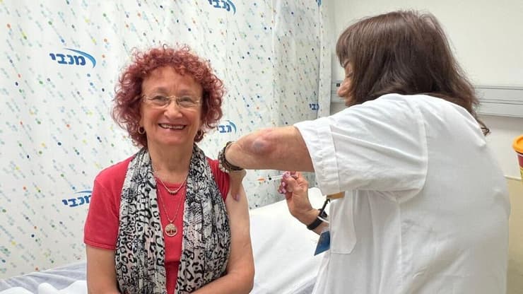 חוה אפשטיין (74) מתחסנת בחיסון החדש נגד שלבקת חוגרת