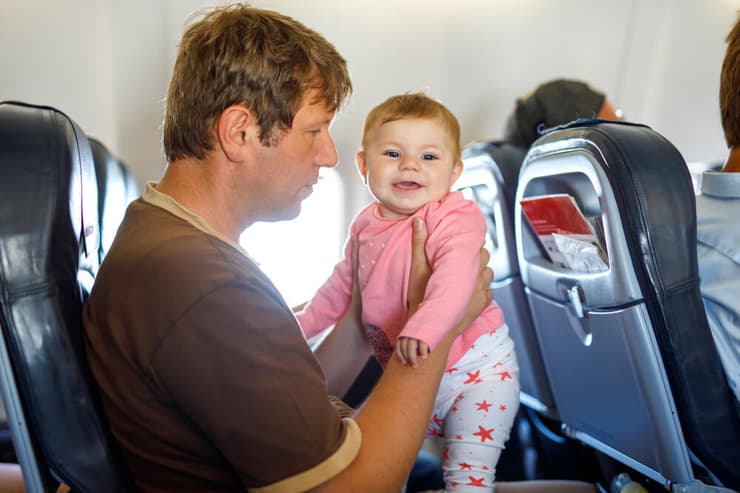 תינוקת חמודה במטוס
