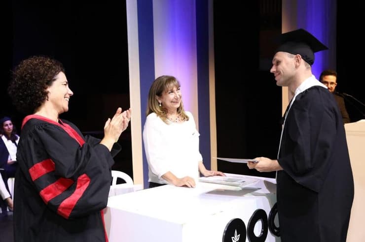 קיריל מקבל את התואר השני בטקס באוניברסיטת תל אביב