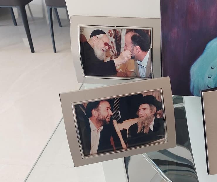 תמונותיו של הגר במפגשים עם הרב שטיינמן ועם הרב עובדיה יוסף