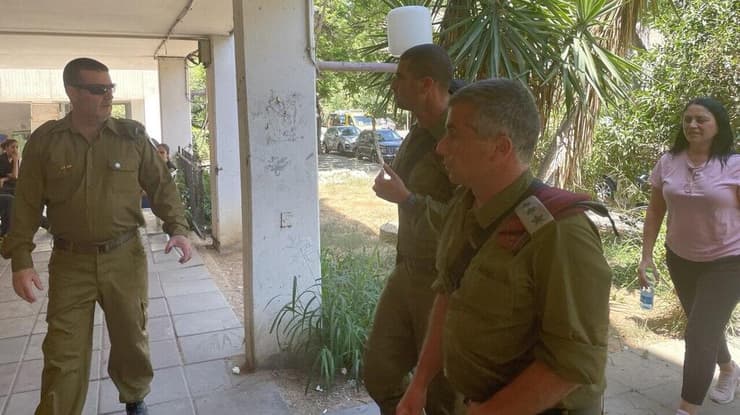 חיילים וקצינים מגיעים לביתו של סמל אור ישראלוב ז"ל
