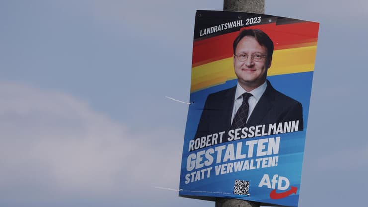 גרמניה רוברט זסלמן מועמד אלטרנטיבה לגרמניה AfD ש ניצח ב מחוז זונברג במדינת תורינגיה שלט שלטים