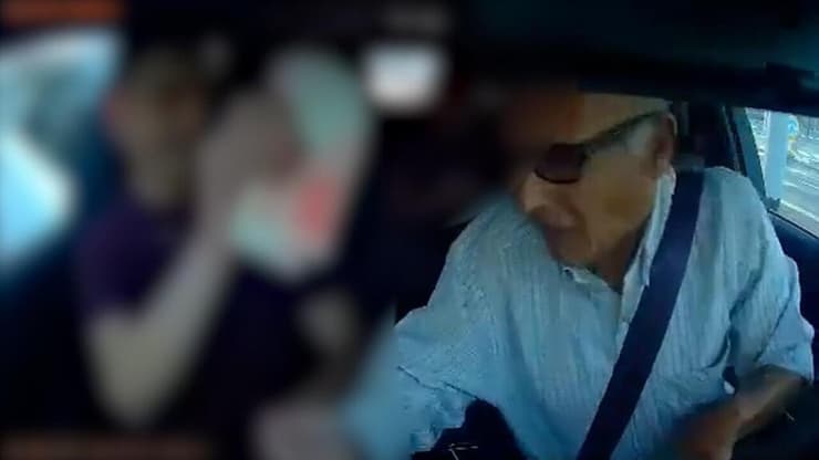תיעוד: בני נוער גונבים כסף מנהג מונית בן 82 באשקלון