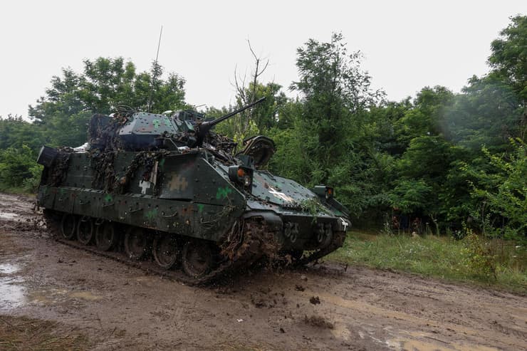 נגמ"ש לחימה מתוצרת ארה"ב בראדלי M2 שמשמש את צבא אוקראינה  ב מלחמה מול רוסיה בקרבות באזור זפוריז'יה