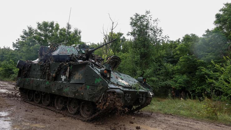 נגמ"ש בראדלי בקרבות באוקראינה (צילום: רויטרס) נגמ"ש לחימה מתוצרת ארה"ב בראדלי M2 שמשמש את צבא אוקראינה ב מלחמה מול רוסיה בקרבות באזור זפוריז'יה