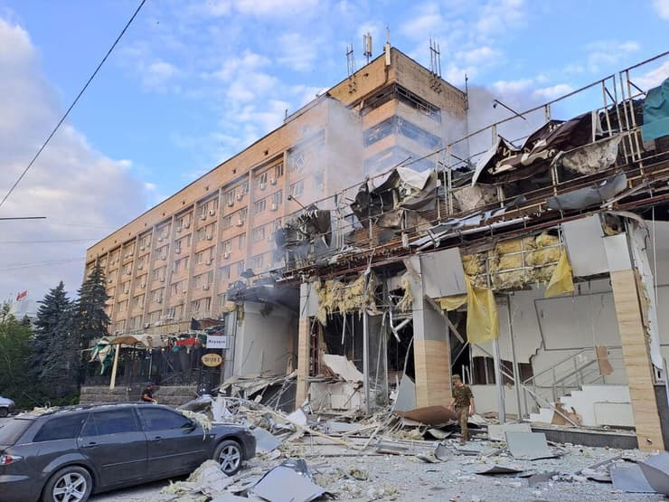 אוקראינה הרס תקיפה רוסית ב קרמטורסק מסעדה הרוגים