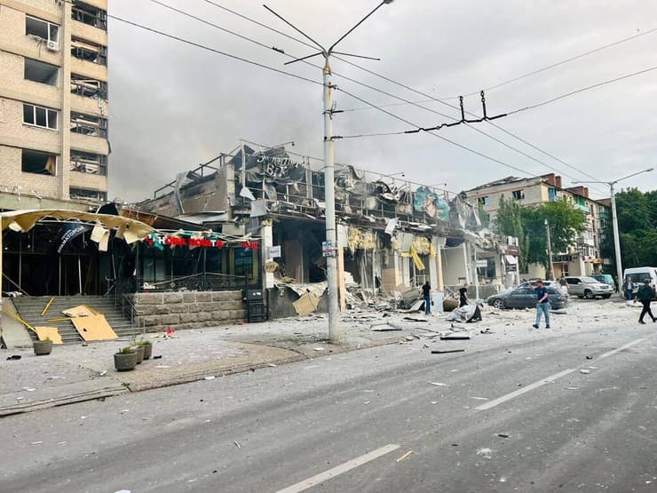 אוקראינה הרס תקיפה רוסית ב קרמטורסק מסעדה הרוגים