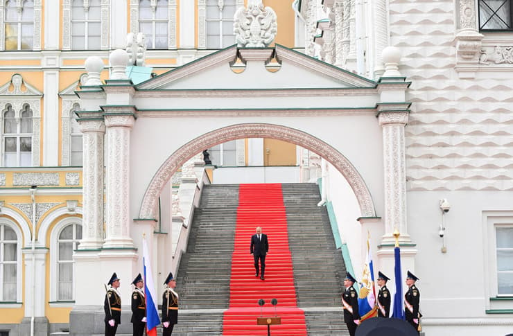 נשיא רוסיה ולדימיר פוטין לנואם לאנשי כחות הביטחון מחוץ ל הקרמלין ב מוסקבה בצל מרד כושל נגד שלטונו