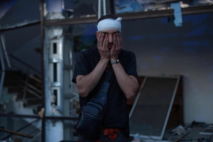 הרס ופעולות חילוץ אחרי מתקפת טילים הפצצה של רוסיה על מסעדה בעיר קרמטורסק אוקראינה מלחמה