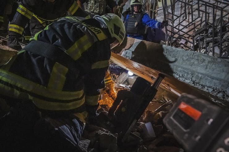 הרס ופעולות חילוץ אחרי מתקפת טילים הפצצה של רוסיה על מסעדה בעיר קרמטורסק אוקראינה מלחמה